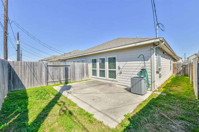 513 N 6th Street, La Porte, TX 77571