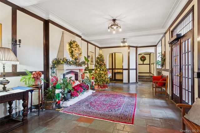 150 Burns Street 6E, Forest Hills, NY 11375