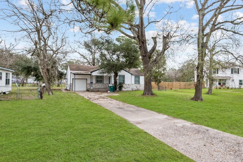 2217 Meadow Lane, La Marque, TX 77568