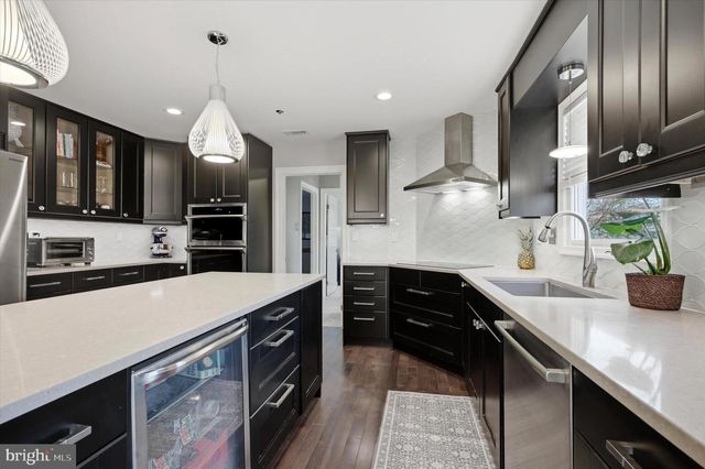 352 SENTRY LN, Wayne, PA 19087