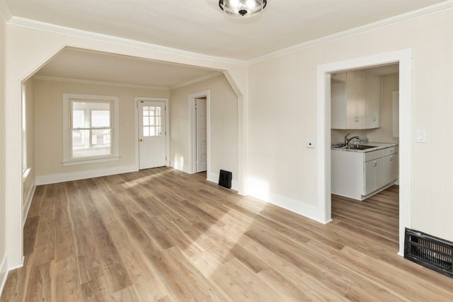 2811 Oxford Street, Des Moines, IA 50313