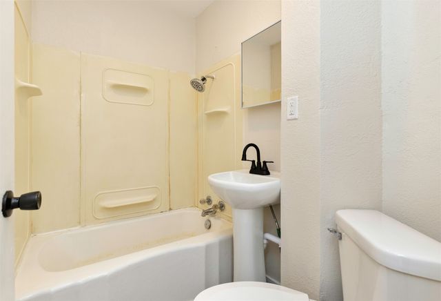 2811 Oxford Street, Des Moines, IA 50313