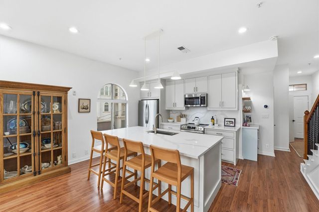 806 Jackson Hill Street 201, Houston, TX 77007