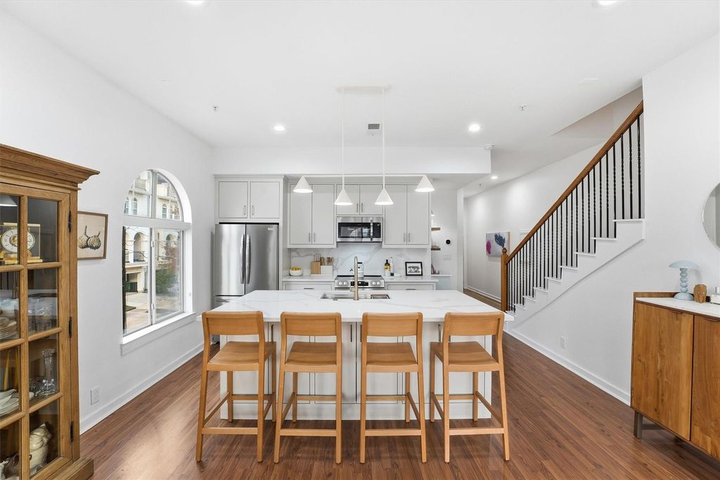 806 Jackson Hill Street 201, Houston, TX 77007