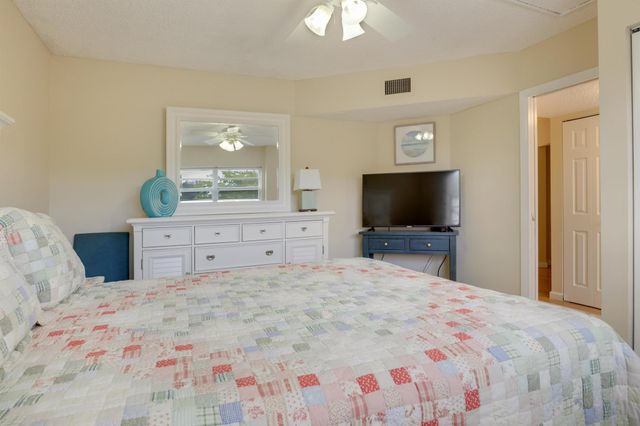 3810 Via Poinciana 401, Lake Worth, FL 33467