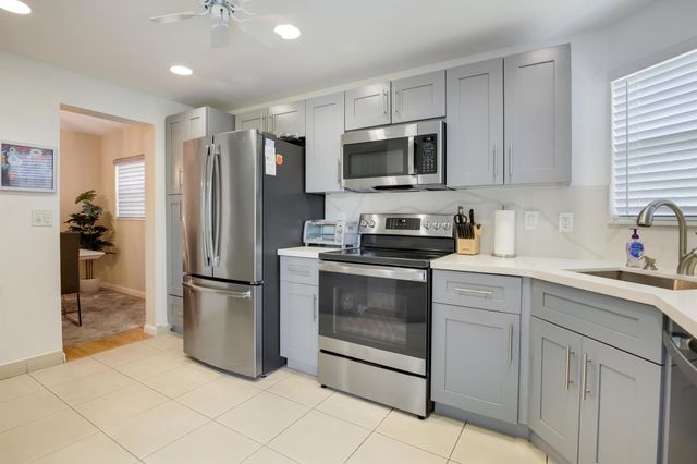 3810 Via Poinciana 401, Lake Worth, FL 33467