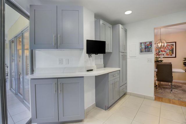 3810 Via Poinciana 401, Lake Worth, FL 33467
