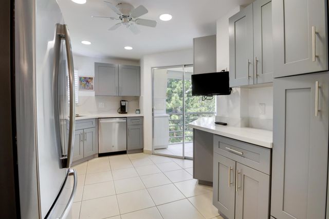 3810 Via Poinciana 401, Lake Worth, FL 33467