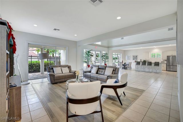 2540 Talon CT 504, Naples, FL 34105