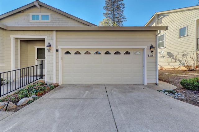 225 Mallard Dr, Grass Valley, CA 95945