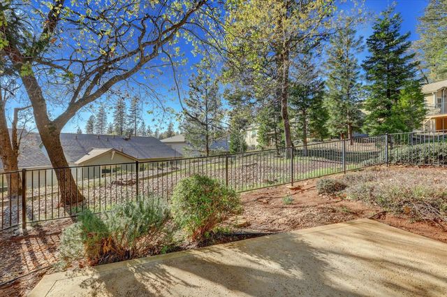 225 Mallard Dr, Grass Valley, CA 95945