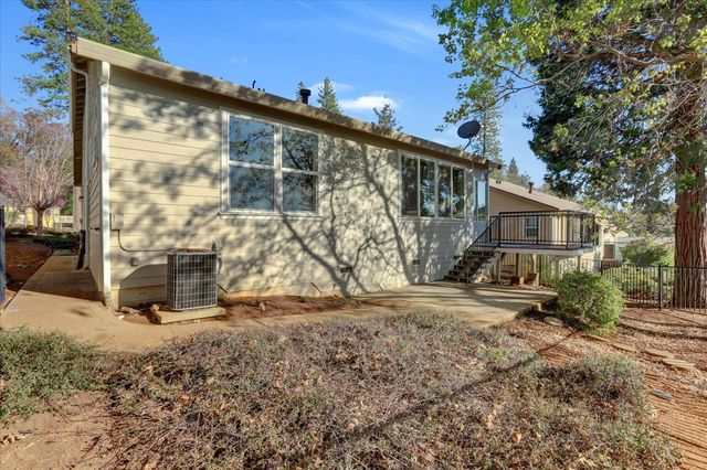 225 Mallard Dr, Grass Valley, CA 95945