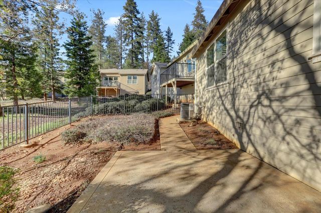 225 Mallard Dr, Grass Valley, CA 95945