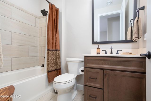 1438 E Quartzite Way, Green Valley, AZ 85614