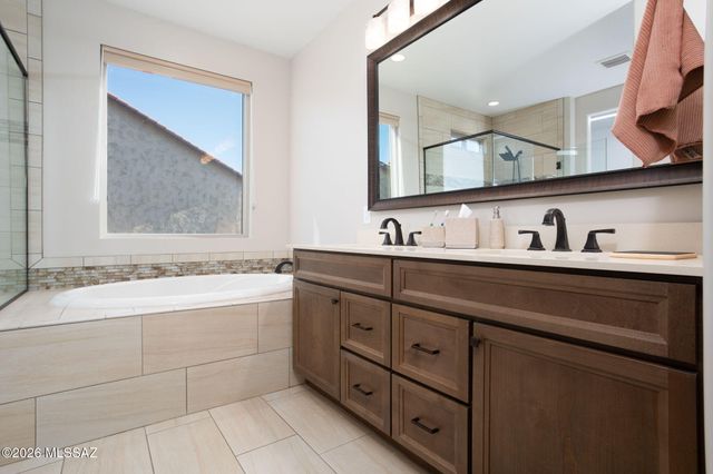 1438 E Quartzite Way, Green Valley, AZ 85614