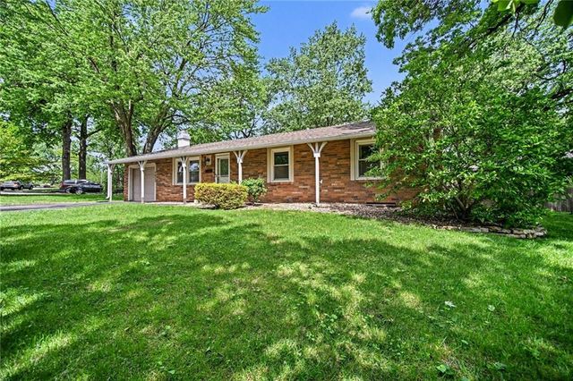 7025 Halsey Drive, Shawnee, KS 66216