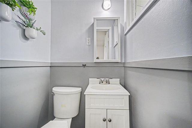 7025 Halsey Drive, Shawnee, KS 66216