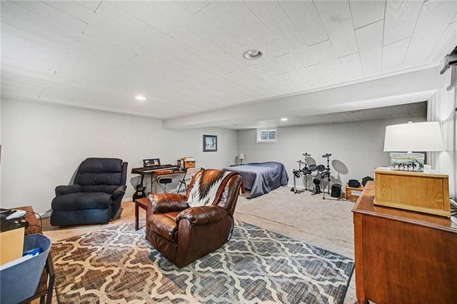 7025 Halsey Drive, Shawnee, KS 66216