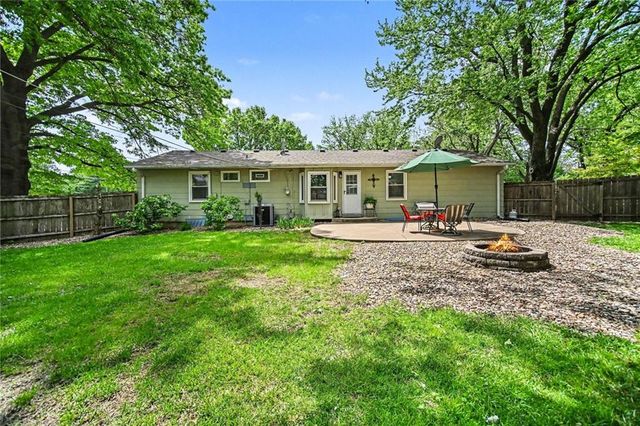 7025 Halsey Drive, Shawnee, KS 66216