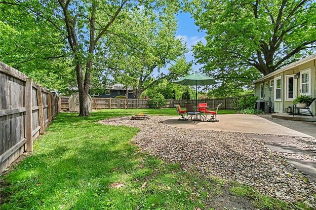 7025 Halsey Drive, Shawnee, KS 66216