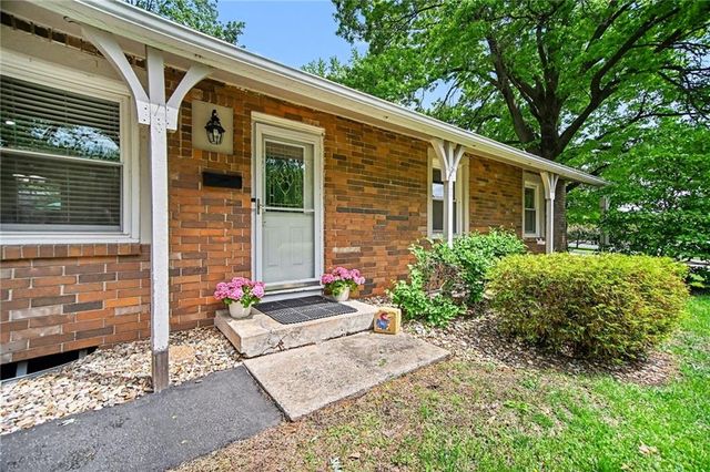 7025 Halsey Drive, Shawnee, KS 66216