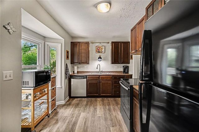 7025 Halsey Drive, Shawnee, KS 66216