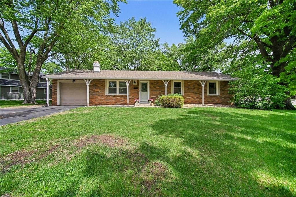 7025 Halsey Drive, Shawnee, KS 66216