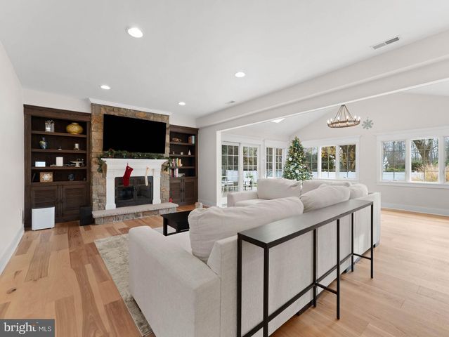 236 CARRIAGE HILL DR, Moorestown, NJ 08057