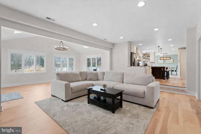 236 CARRIAGE HILL DR, Moorestown, NJ 08057