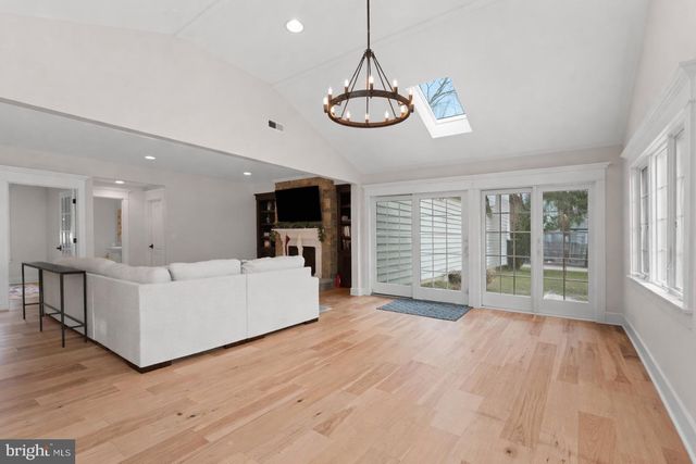 236 CARRIAGE HILL DR, Moorestown, NJ 08057