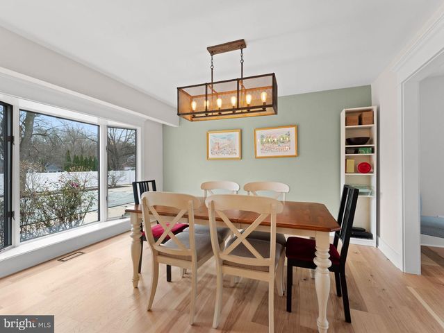 236 CARRIAGE HILL DR, Moorestown, NJ 08057