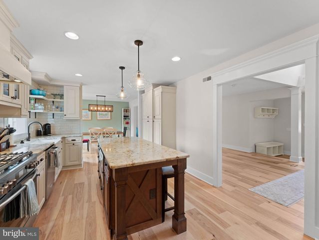 236 CARRIAGE HILL DR, Moorestown, NJ 08057