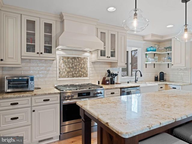 236 CARRIAGE HILL DR, Moorestown, NJ 08057