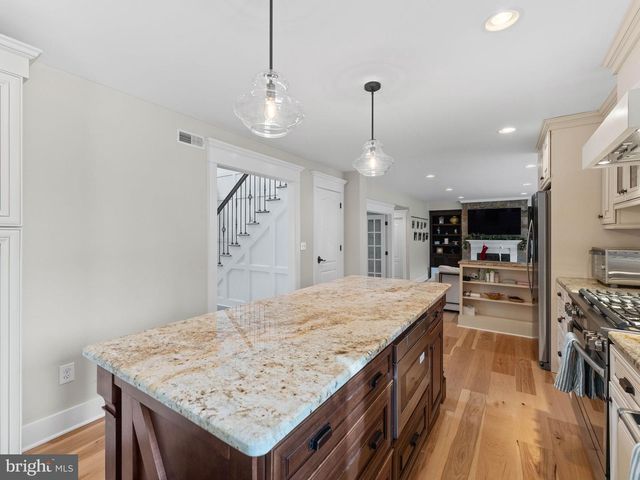 236 CARRIAGE HILL DR, Moorestown, NJ 08057