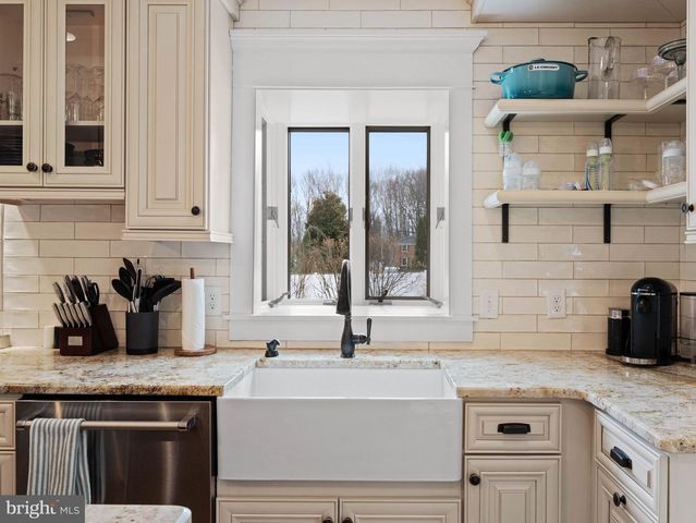 236 CARRIAGE HILL DR, Moorestown, NJ 08057