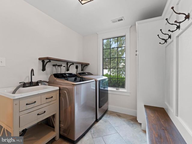 236 CARRIAGE HILL DR, Moorestown, NJ 08057