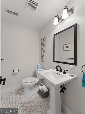 236 CARRIAGE HILL DR, Moorestown, NJ 08057