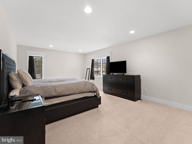 236 CARRIAGE HILL DR, Moorestown, NJ 08057