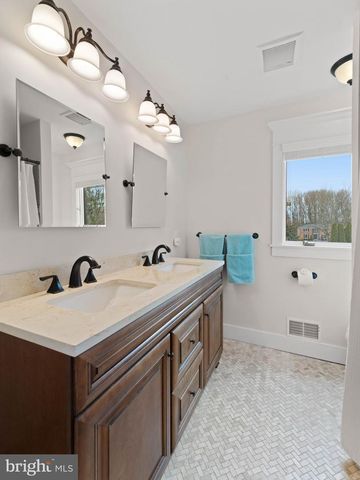 236 CARRIAGE HILL DR, Moorestown, NJ 08057