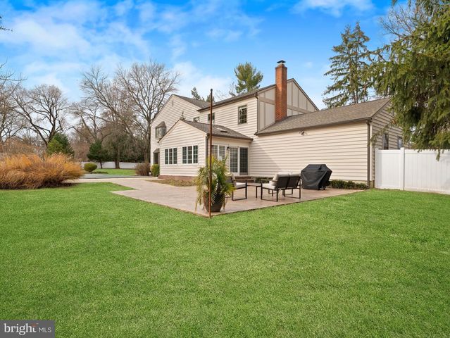 236 CARRIAGE HILL DR, Moorestown, NJ 08057