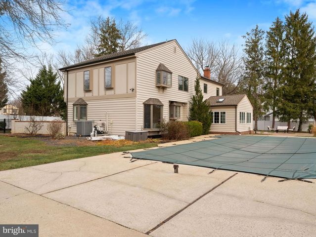 236 CARRIAGE HILL DR, Moorestown, NJ 08057