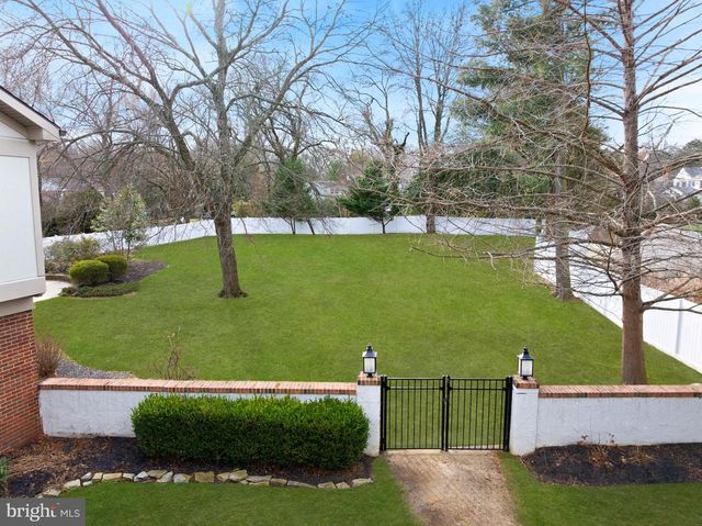 236 CARRIAGE HILL DR, Moorestown, NJ 08057