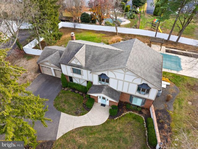 236 CARRIAGE HILL DR, Moorestown, NJ 08057
