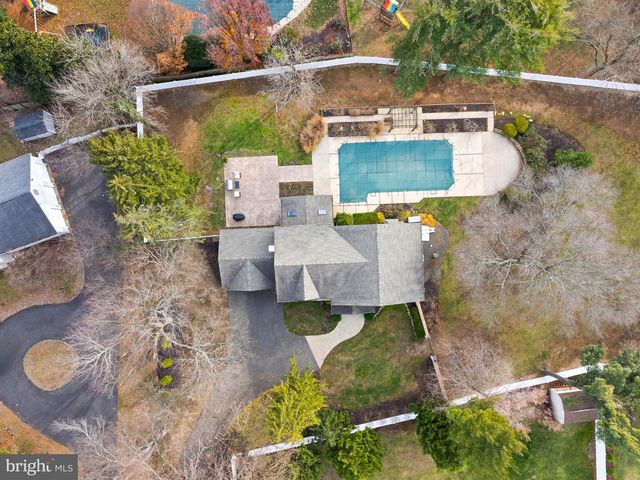 236 CARRIAGE HILL DR, Moorestown, NJ 08057