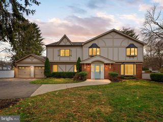 236 CARRIAGE HILL DR, Moorestown, NJ 08057