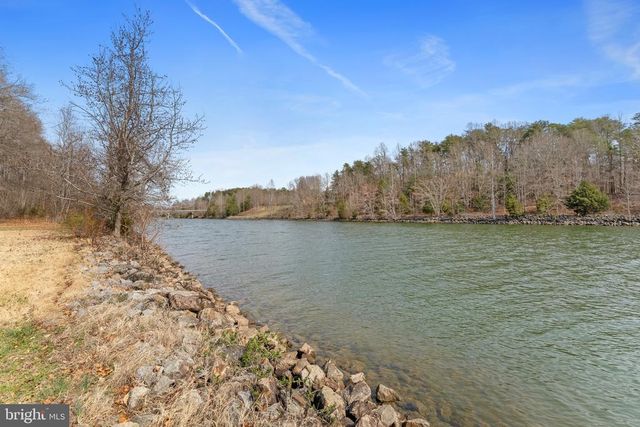 215 LAKEWOOD LANDING DR, Bumpass, VA 23024