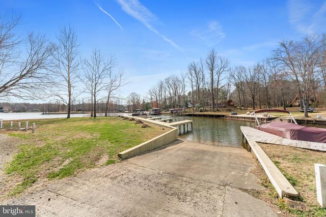 215 LAKEWOOD LANDING DR, Bumpass, VA 23024