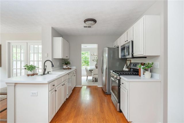 1005 Crabapple Lake Circle, Roswell, GA 30076