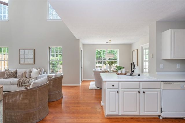 1005 Crabapple Lake Circle, Roswell, GA 30076