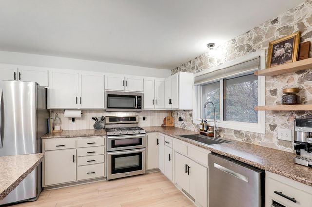 15620 47th Avenue N, Plymouth, MN 55446